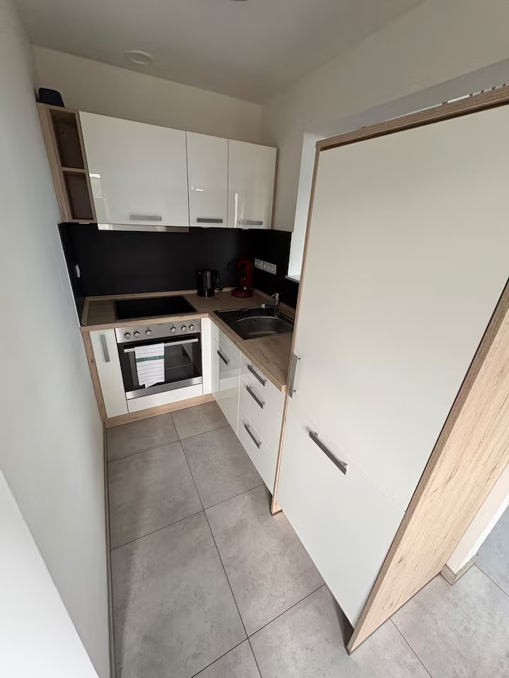 Voll ausgestattete Küche mit Backofen, Kochfeld und Kaffeemaschine – Ferienhaus Obernsees